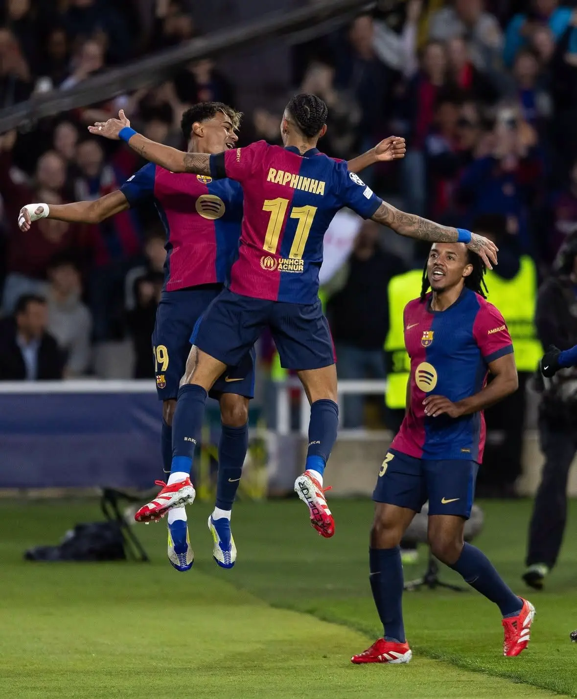 Doblete de Raphinha y una genialidad de Lamine Yamal llevan al Barcelona a cuartos de final