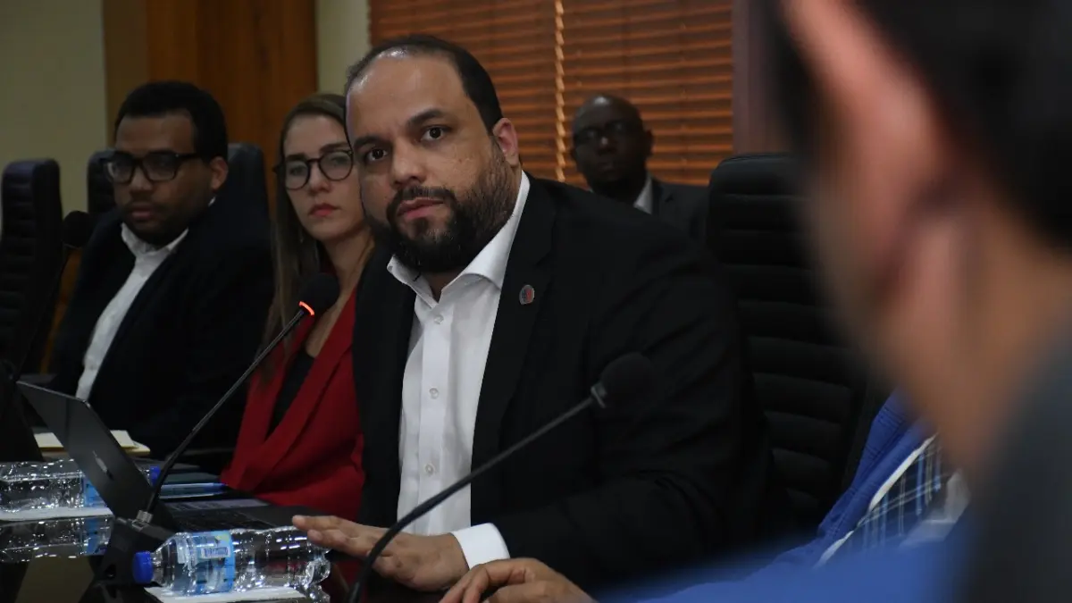 Comisión Especial que estudia modificaciones al Código de Trabajo escucha opiniones Defensor del Pueblo