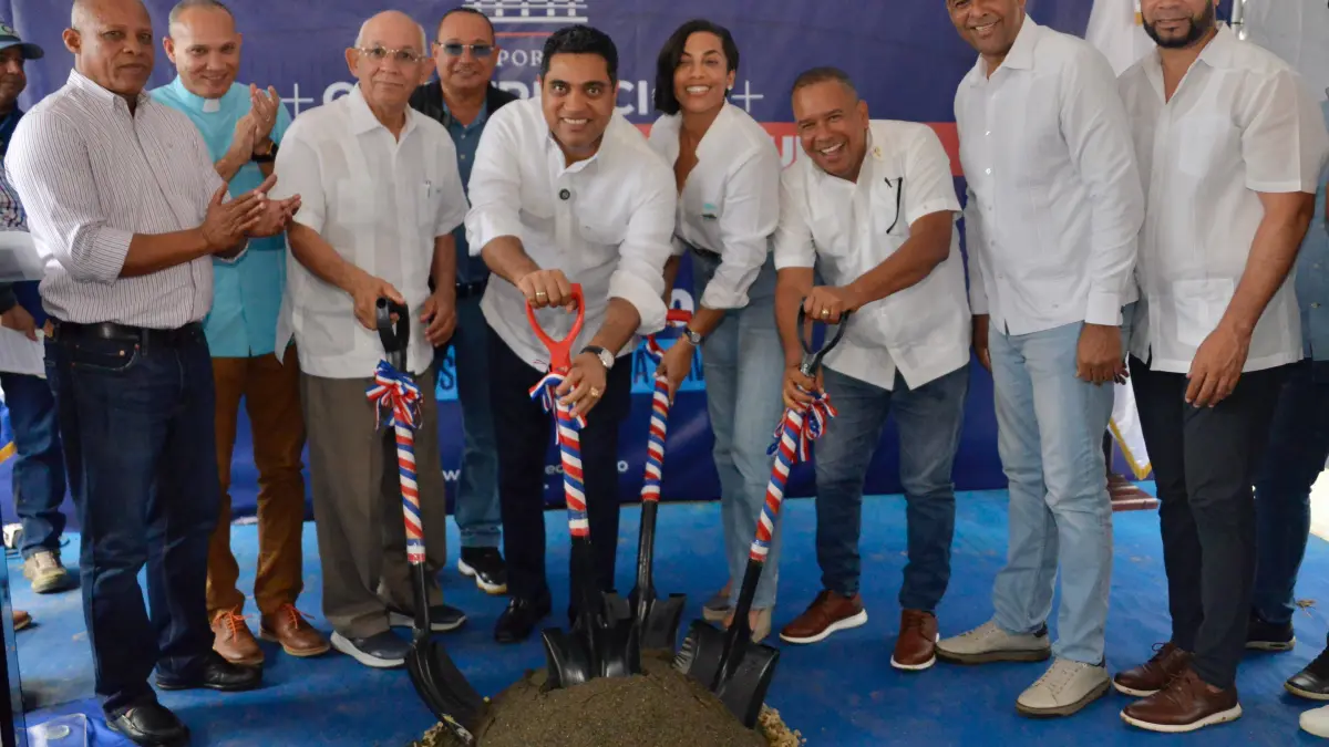 Ministro Kelvin Cruz inicia construcción pley de béisbol en Castañuelas
