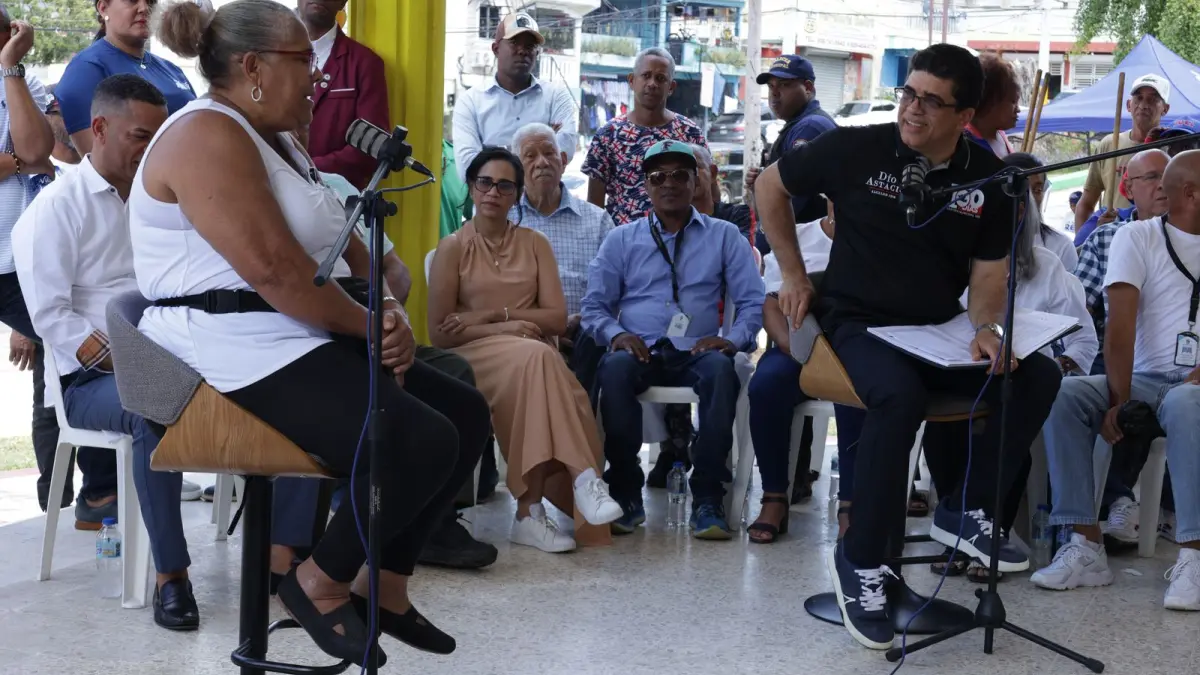 Alcalde de SDE lleva “El Alcalde en el Barrio te ve, te escucha y te responde”, a Villa Duarte