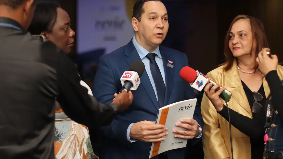 Ideice presenta edición impresa de Revie, revista especializada en producción científica educativa