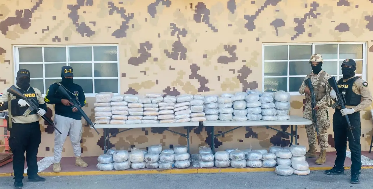 Ocupan 815 libras de marihuana a dos hombres que viajaban en un camión en Pedernales