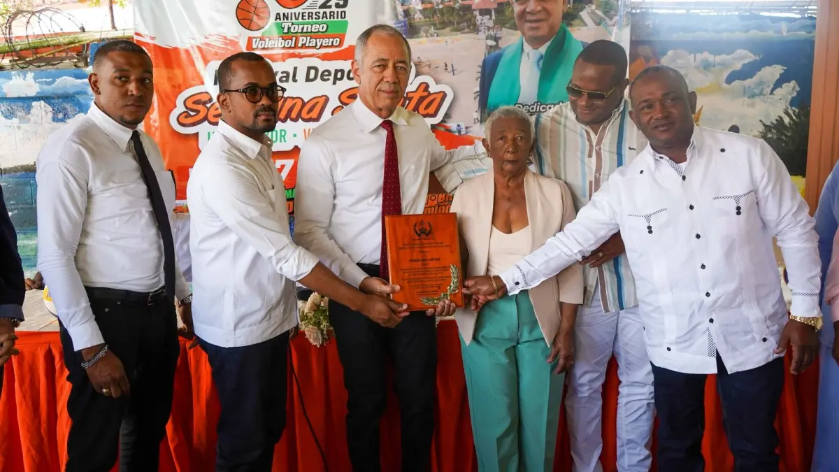 Festival Deportivo Hato Mayor/Vicentillo reconoce a Prebisterio Ortega con la dedicatoria del torneo de dominó