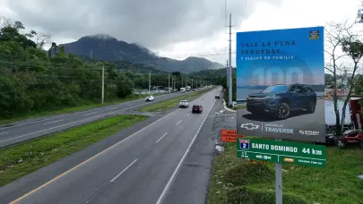 Santo Domingo Motors transforma vallas publicitarias de Chevrolet en señales de tránsito