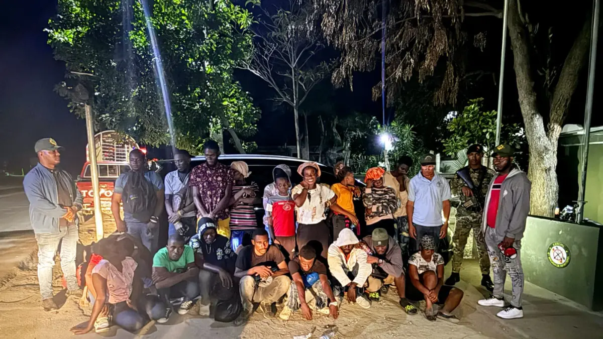 Abandonan jeepeta con 22 inmigrantes indocumentados en Montecristi