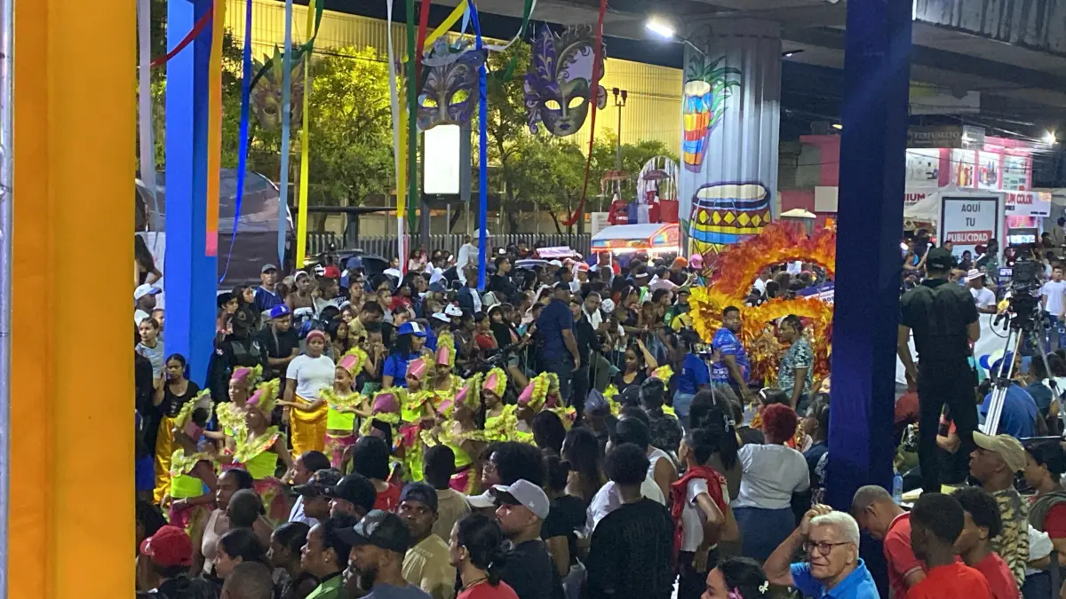 Lluvia bendice desfile de Carnaval en Santo Domingo Norte 2025