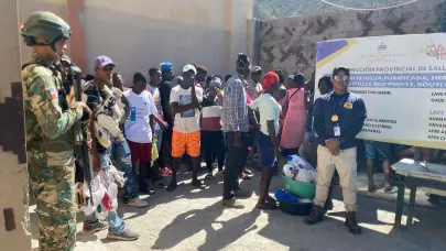 DGM repatr&iacute;a 322 haitianos indocumentados detenidos en operativos en la regi&oacute;n fronteriza