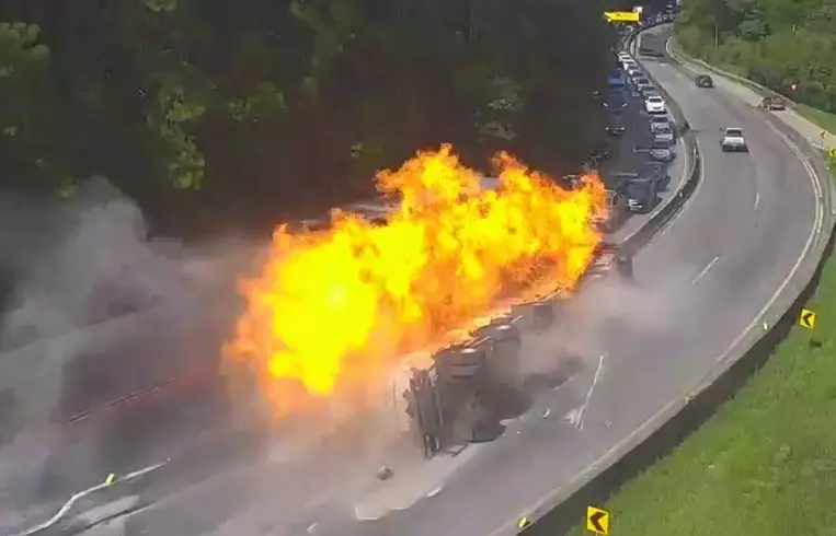 Cinco heridos y 25 vehículos quemados por accidente en Brasil