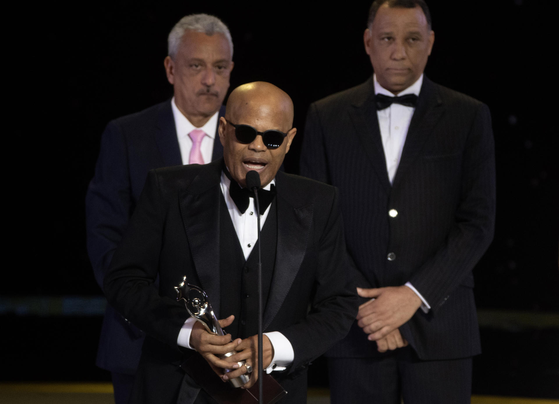 Hombre con trofeo en ceremonia de premiación