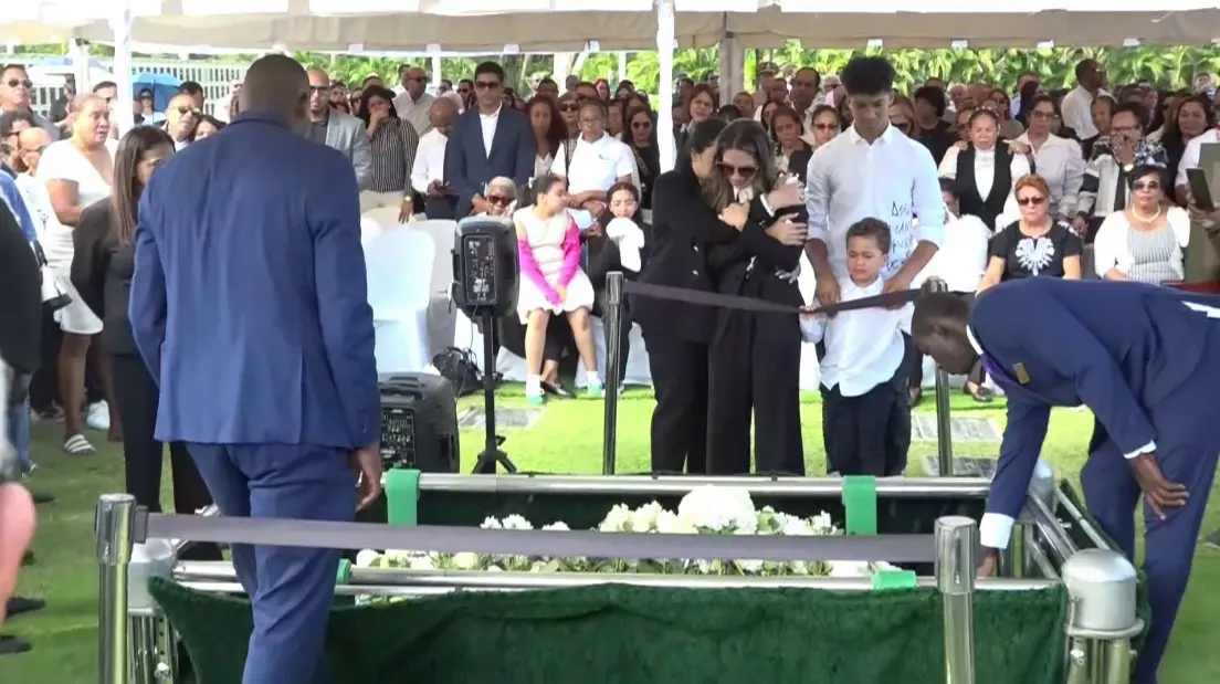 Familiares y amigos dan el último adiós a Octavio Dotel, víctima de la tragedia del Jet Set