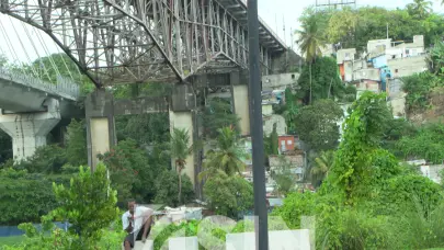 Restringen paso de camiones por puente de la 17 ante evidentes daños estructurales