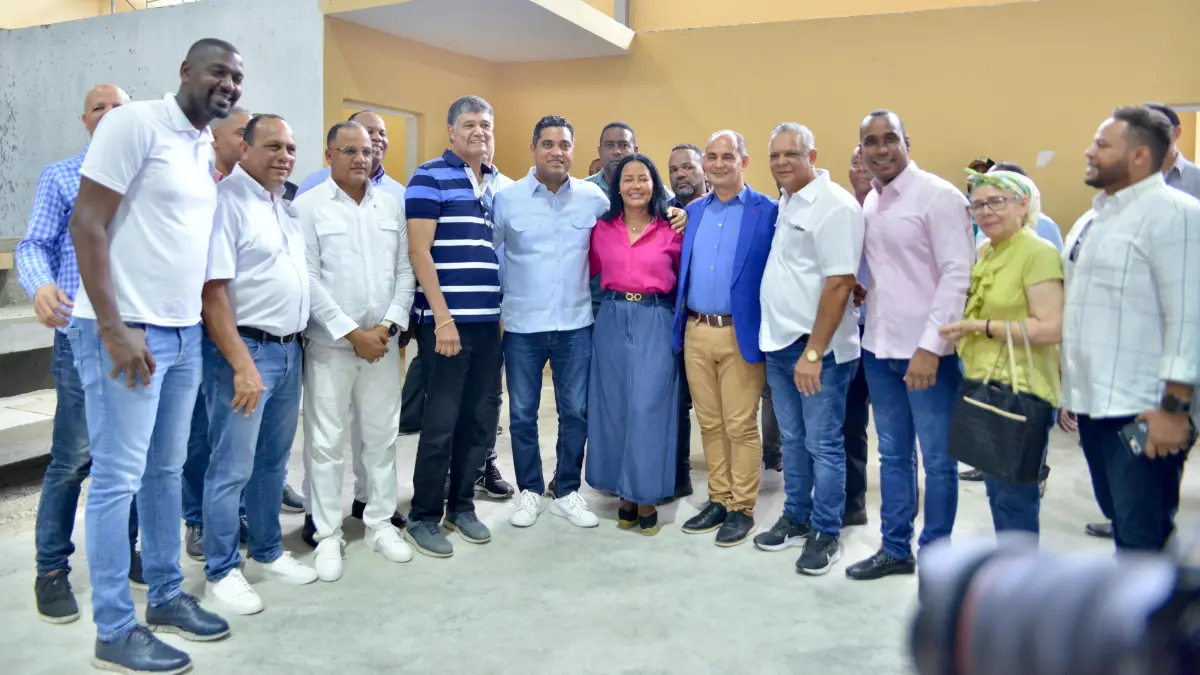 Kelvin Cruz supervisa trabajos de reconstrucción polideportivo de Las Caobas