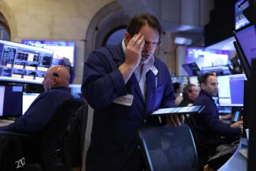 Wall Street cierra con fuertes caídas, sacudida por los aranceles de Trump