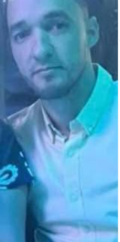 Persona con camisa blanca en ambiente azul