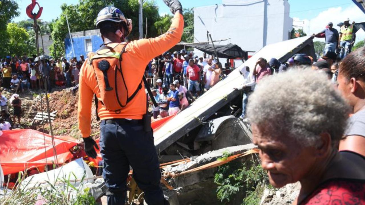 Rescatista coordina en sitio de derrumbe con espectadores