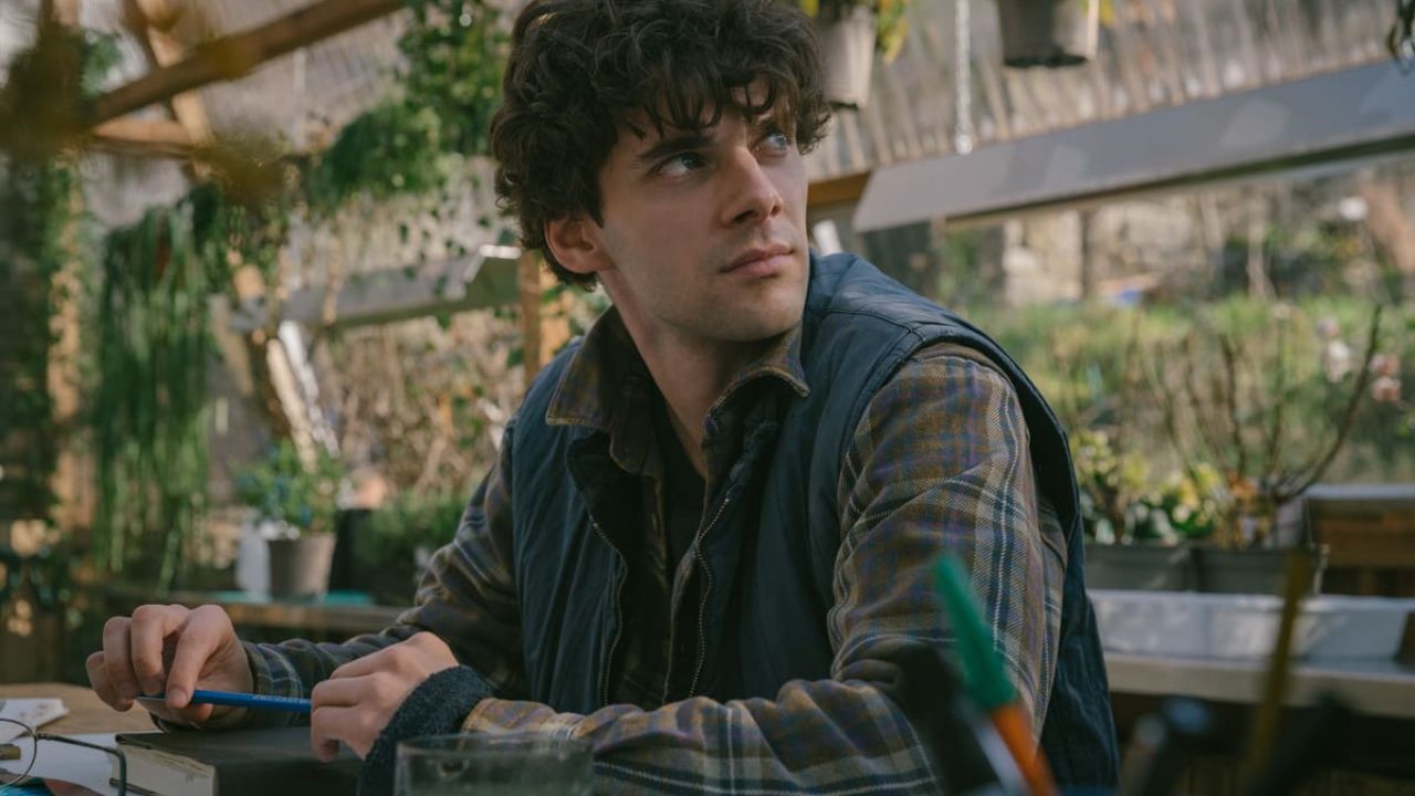 Hombre joven en invernadero con plantas.