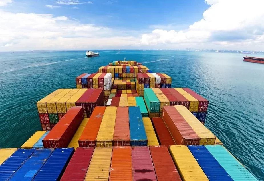 Sectores reaccionan al aumento del 10% a los aranceles de Estados Unidos