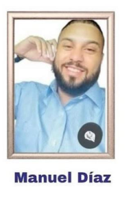 Hombre sonriente con camisa azul