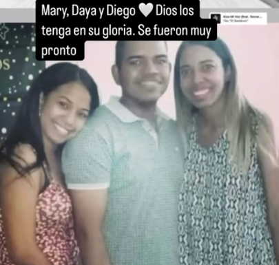 Tres personas abrazadas sonriendo