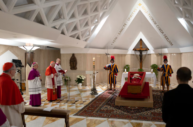 Ceremonia religiosa en capilla con guardias suizos