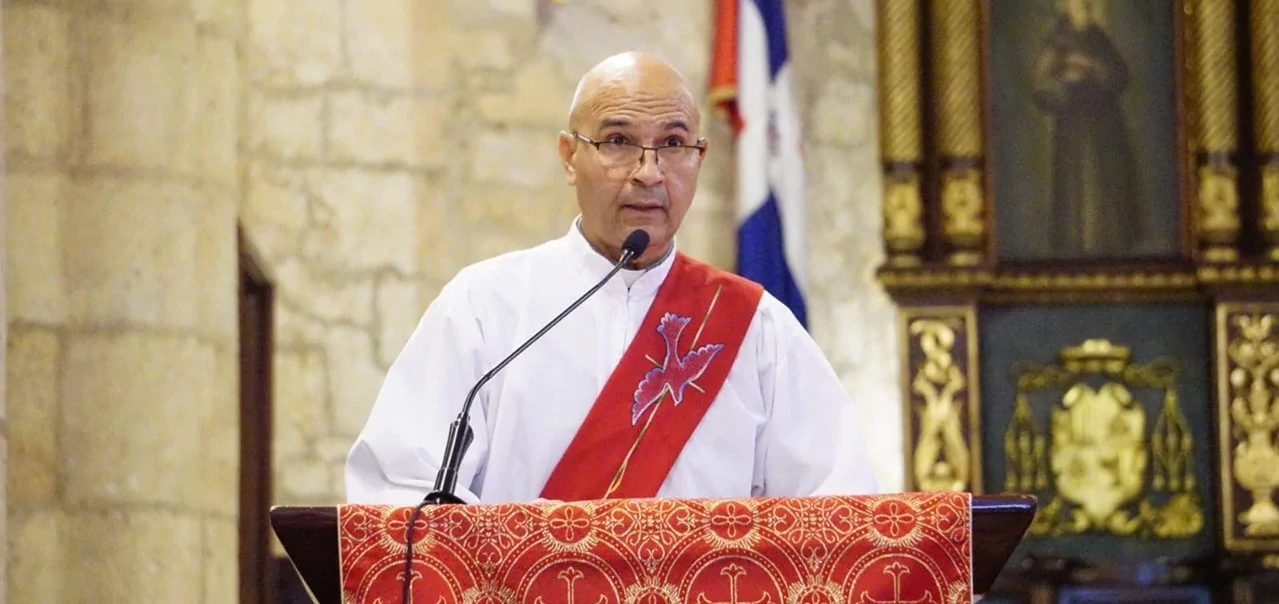 Diácono dando sermón en iglesia histórica.