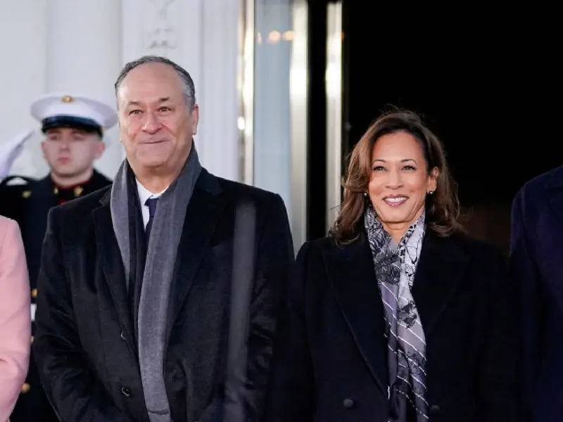 Trump despide al esposo de Kamala Harris del patronato del Museo del Holocausto