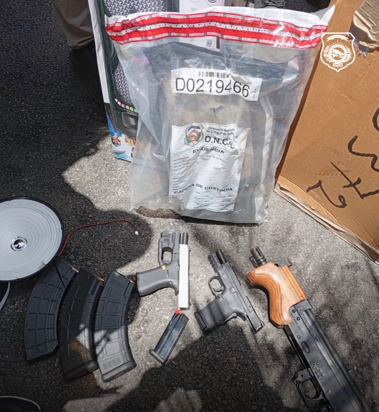 Armas y cargadores incautados en evidencia policial