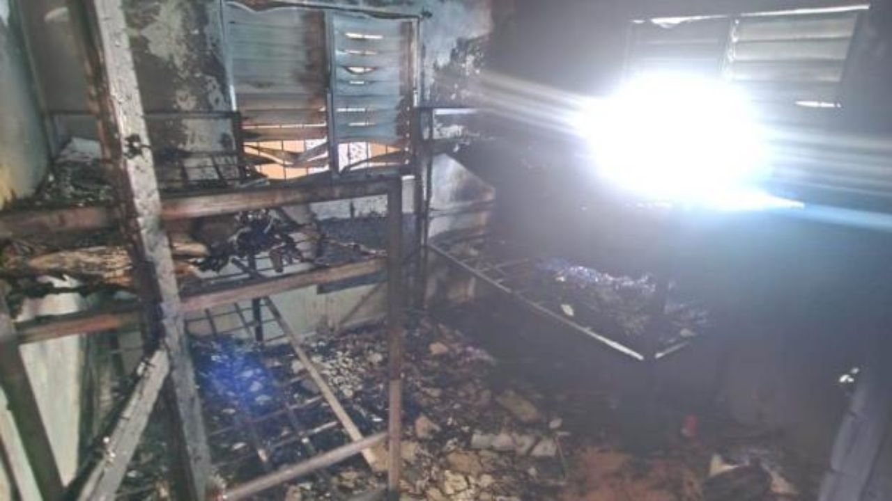 Habitación quemada con luz entrando por ventana