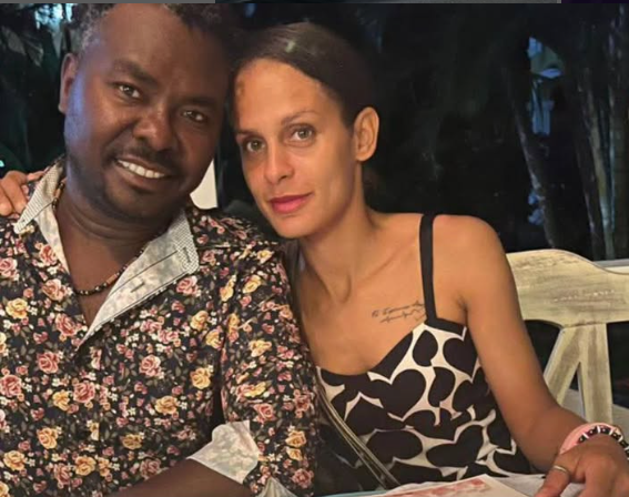 Pareja sonriente en restaurante al aire libre.