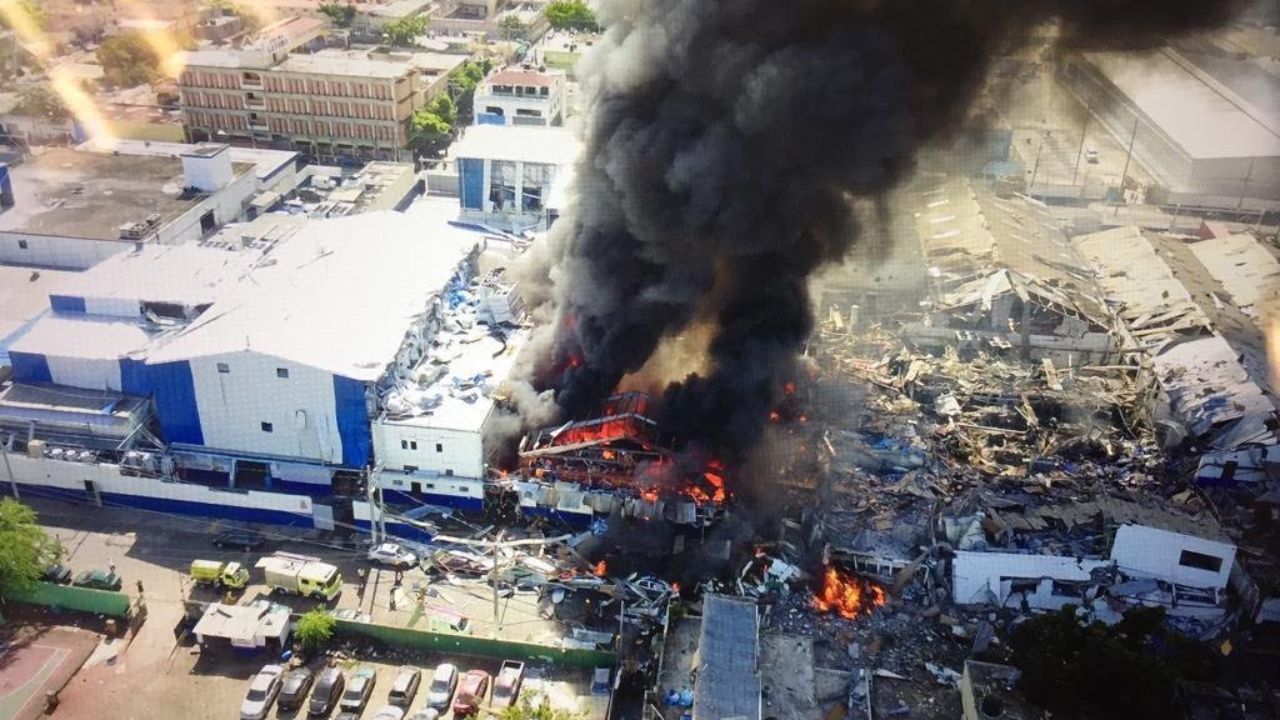 Explosión en edificio industrial con humo negro