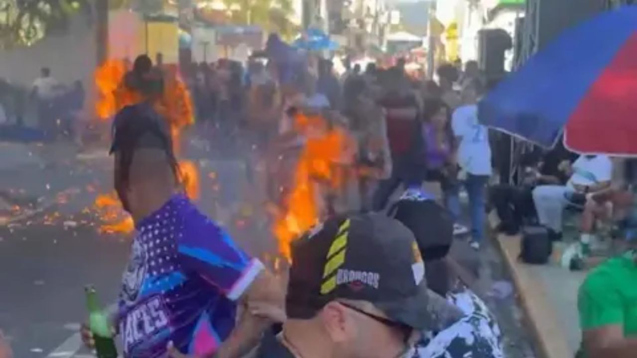 Gente en el carnaval con fuego alrededor