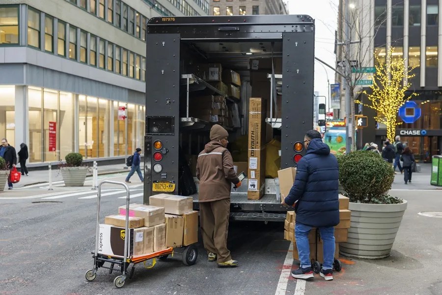 Fotografía de archivo de empleados de la empresa de mensajería UPS, que tiene entre sus clientes a Amazon. EFE/Sarah Yenesel