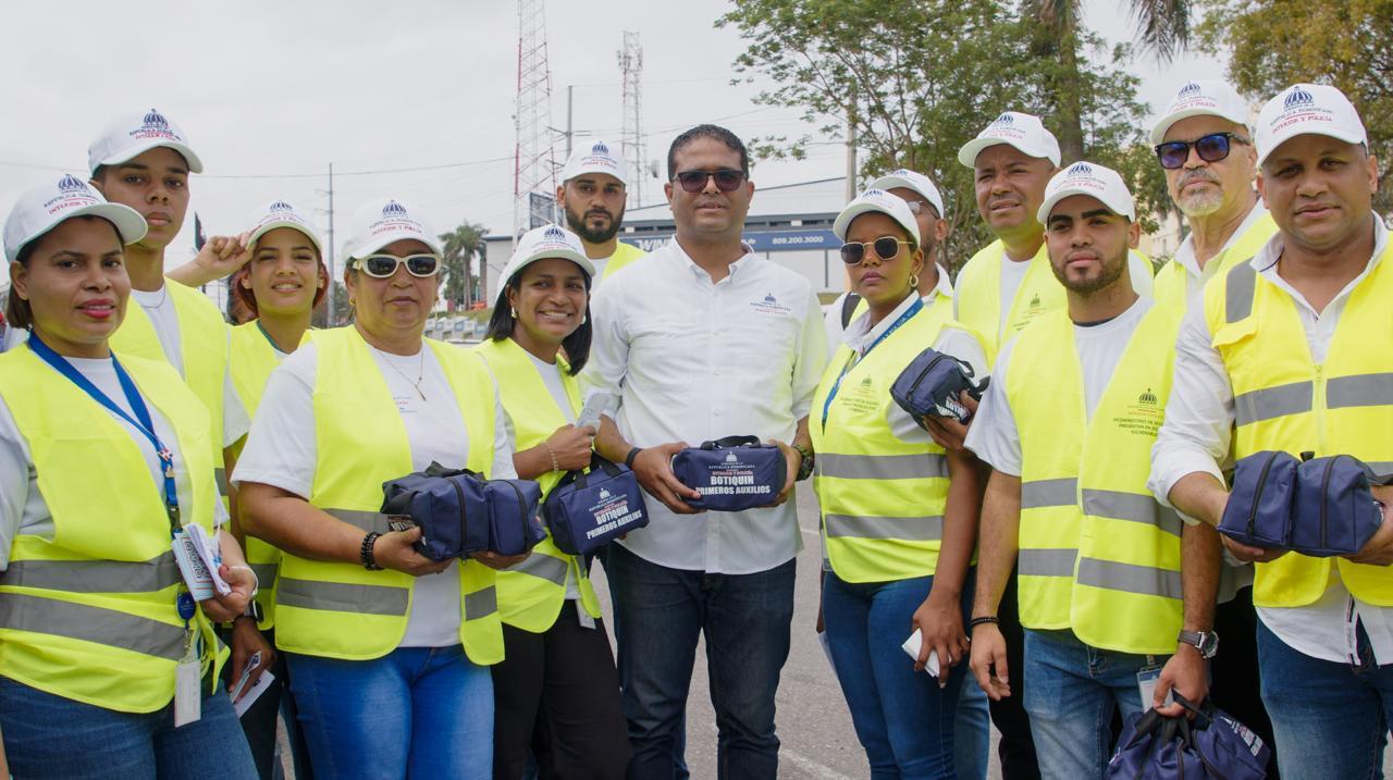 Grupo en chalecos amarillos con kits de primeros auxilios.