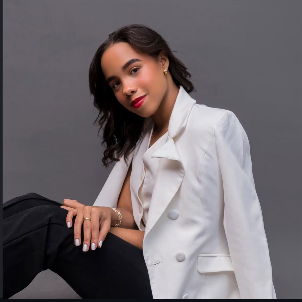 Persona con chaqueta blanca sonriendo