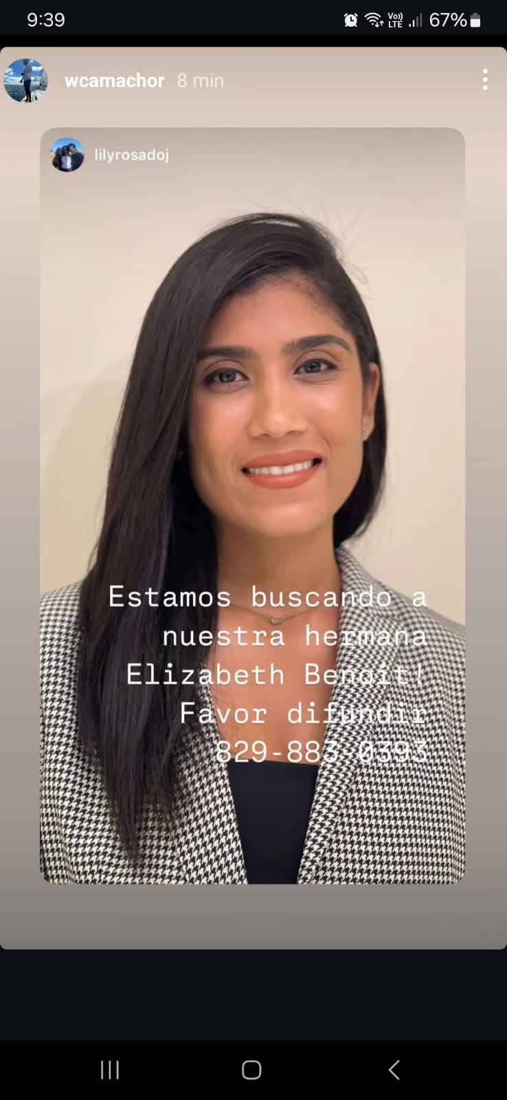 Mujer sonriendo con texto destacando búsqueda.