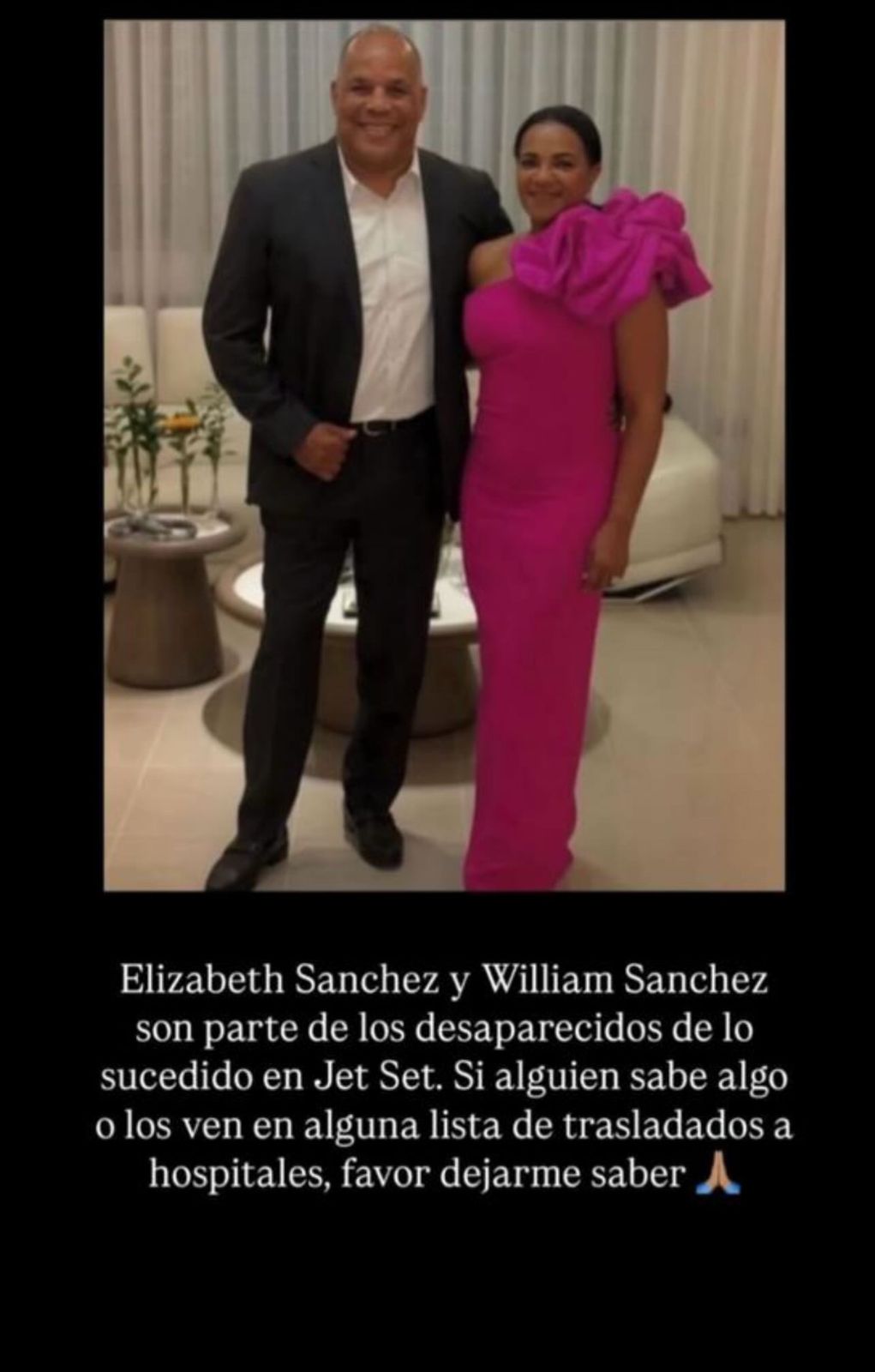 Pareja elegantemente vestida en evento social.