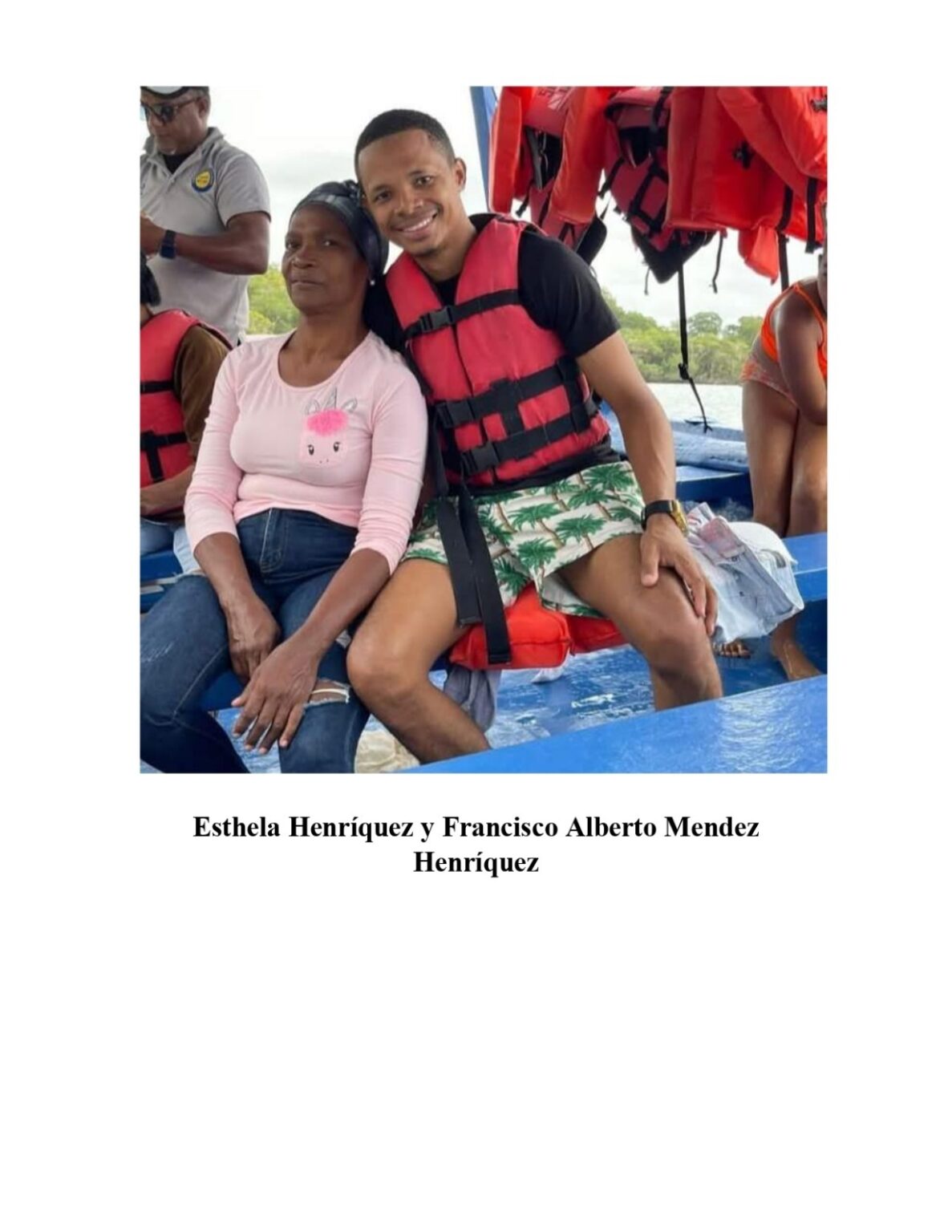 Personas con chalecos salvavidas en un bote