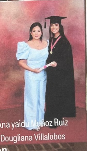 Dos mujeres posando en graduación