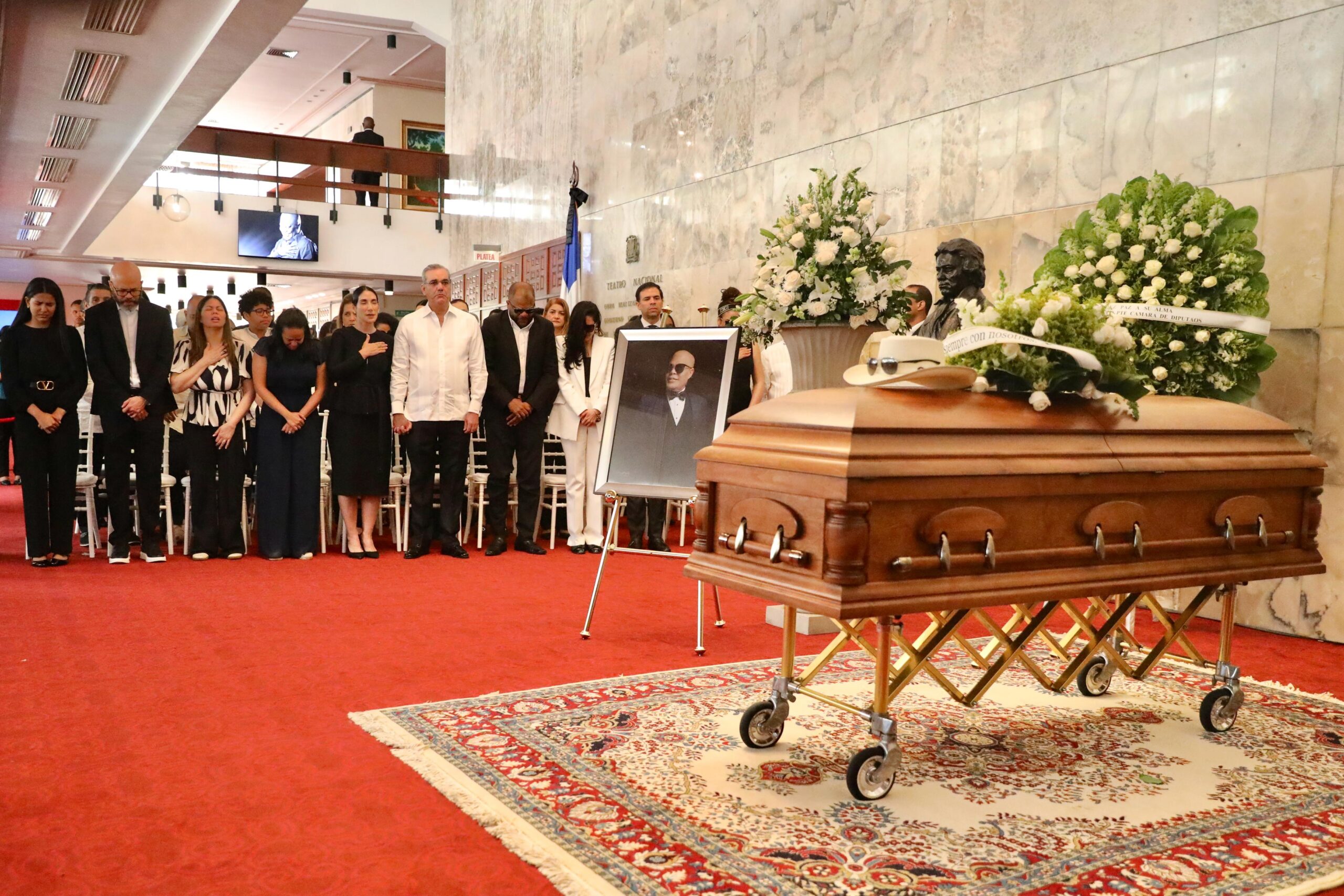 Ceremonia de homenaje con ataúd y flores