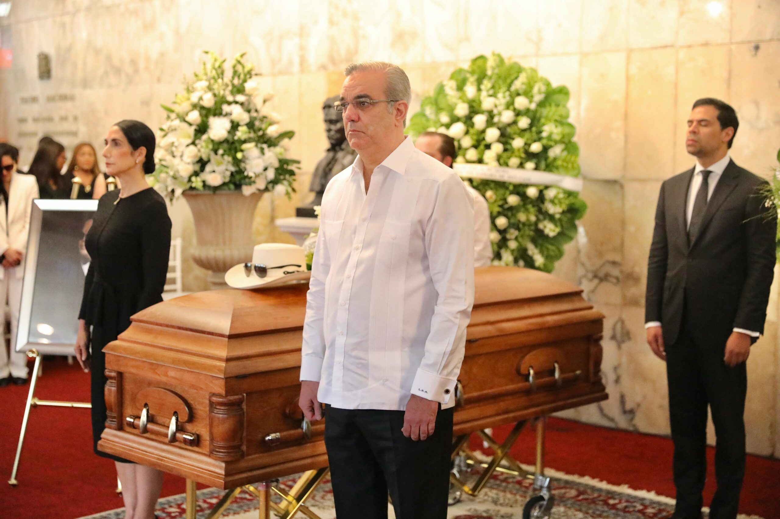 Hombres y mujeres en funeral solemnemente.