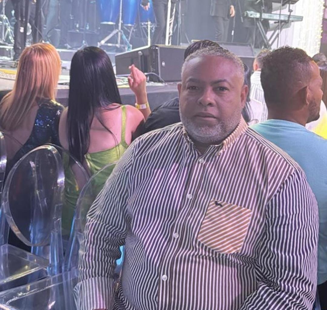 Hombre sentado en un evento musical.