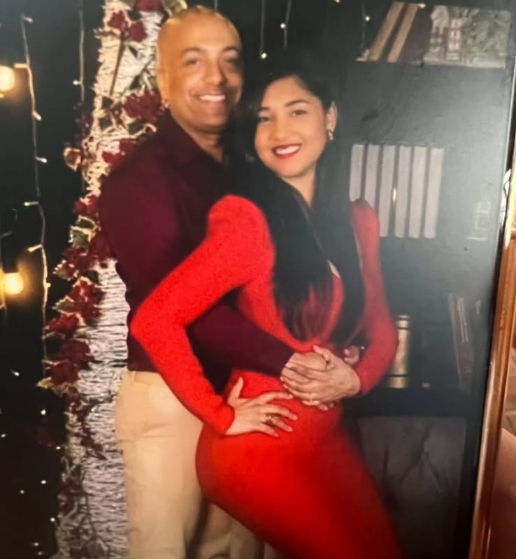 Pareja abrazada en ambiente festivo