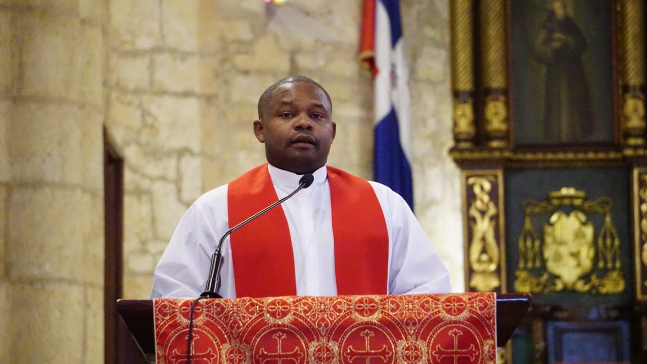 Sacerdote dando sermón en la iglesia