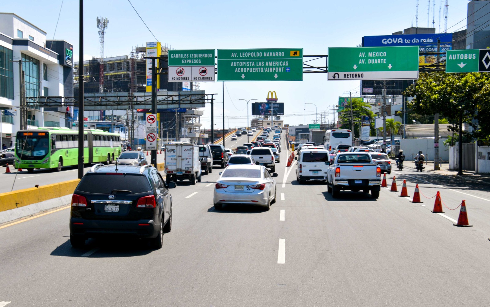 Tráfico en carretera urbana con señalización visible