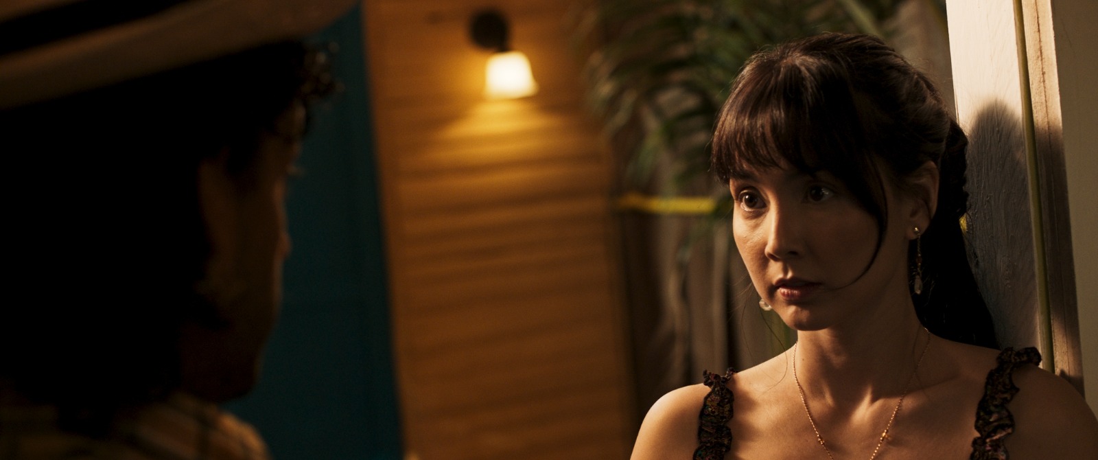 Persona en ambiente iluminado por lámpara interior