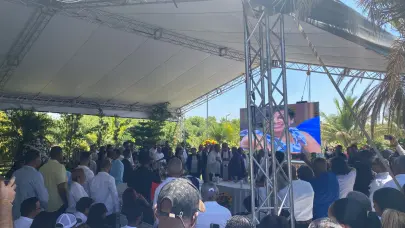 Presidente Abinader asiste al velatorio de gobernadora de Montecristi