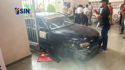Chofer de carro público de Santiago se accidenta en terminal del teleférico