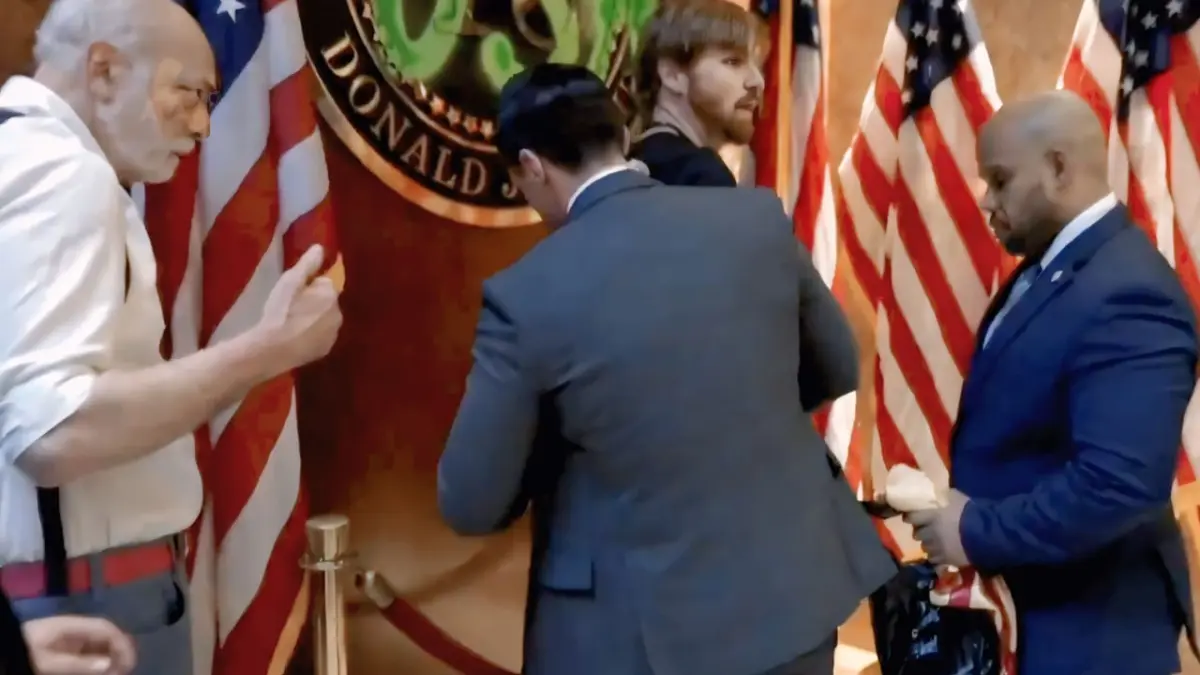 Activista climático vandaliza letrero presidencial en la Trump Tower