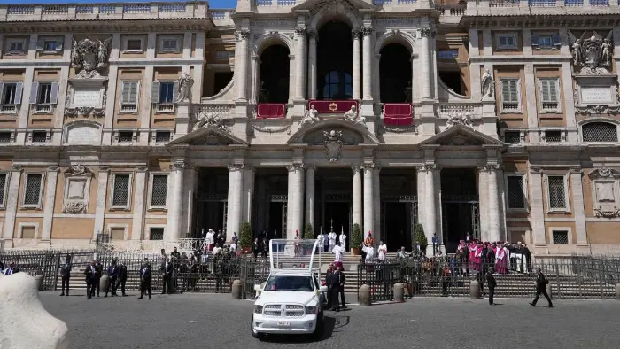 Fachada de la basílica con coche oficial.