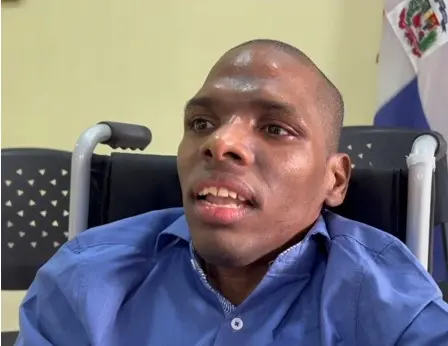 Joven con condiciones especiales pone en circulación su libro El éxito a través de los idiomas